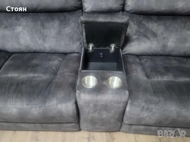 Сив диван от плат с конзола за чаши с ръчен релаксиращ механизъм, снимка 8 - Дивани и мека мебел - 49329525