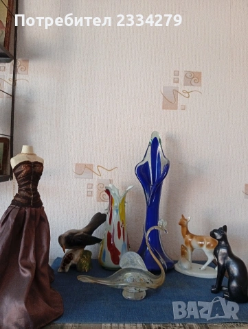 Стари порцеланови и стъклени фигури