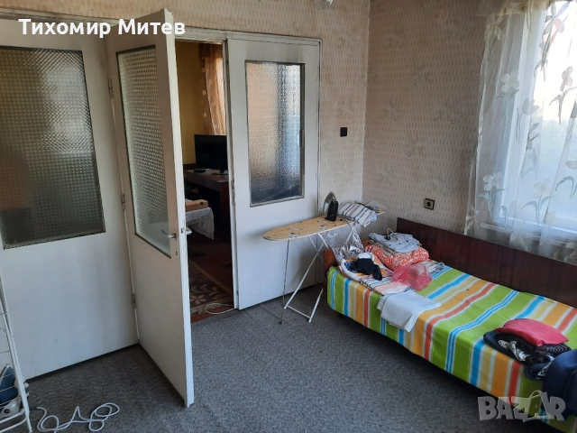 Продавам двуетажна къща с 2 гаража и допълнителни постройки, снимка 8 - Къщи - 51523131