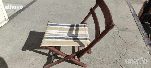 Малко старо дървено столче, снимка 1 - Антикварни и старинни предмети - 44416548