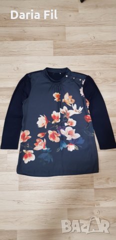 ИЗКЛЮЧИТЕЛНО КРАСИВА тъмносиня блуза с цветя и копченца на рамото, снимка 2 - Блузи с дълъг ръкав и пуловери - 30055810