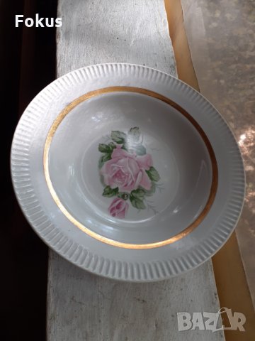 Порцеланова чиния с роза и златен кант маркировка