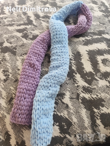 двуцветен плетен шал от плюшена прежда