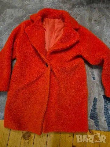 оранжево палто