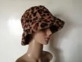 Дамска пухкава шапка с леопардов принт, снимка 8