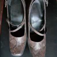Кафяви есенни обувки с каишка и змийски принт, снимка 3 - Дамски обувки на ток - 30195480