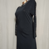 M Черна елегантна еластична рокля с капси, снимка 5 - Рокли - 36525454