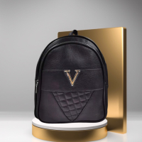 Модерна кожена раница в елегантен дизайн със златиста емблема V, снимка 1 - Раници - 44570190