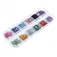 Разноцветни камъчета в кутия за маникюр., снимка 1 - Продукти за маникюр - 39491249