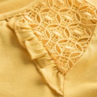 КРАСИВА блуза в златножълт цвят с дантела и къдрички на раменете, снимка 2 - Тениски - 37736463