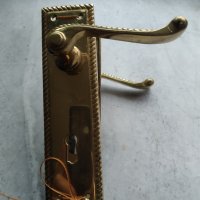 четири ретро месингови дръжки за врата с шилд-комплект, снимка 1 - Други ценни предмети - 37889593