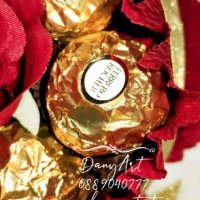 Сърце от червени рози и бонбони Ferrero Roche , снимка 1 - Изкуствени цветя - 39479514