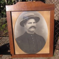 Стар портрет, снимка на мъж с шапка, с дървена рамка, снимка 5 - Други ценни предмети - 31107392