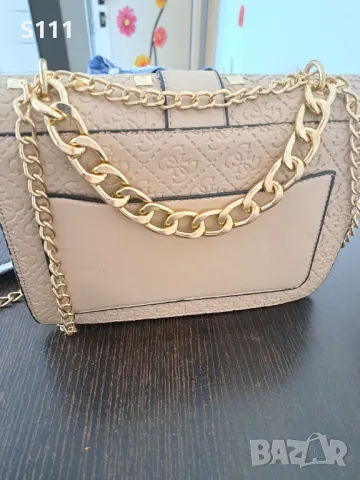 Ефектна дамска чанта GUESS с метални елементи, снимка 2 - Чанти - 50140049