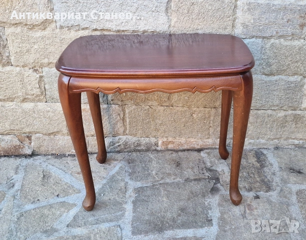 Елегантна дървена масичка в френски стил