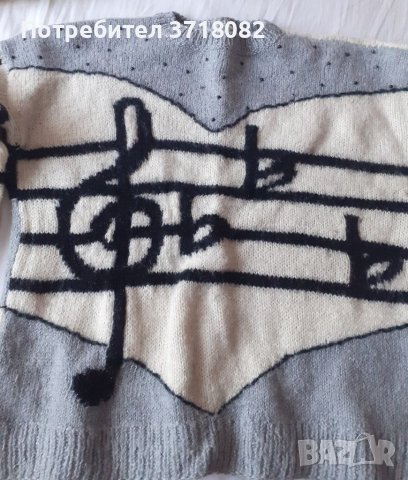 Пуловер с ноти