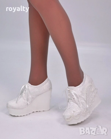 Обувки на платформа - бели