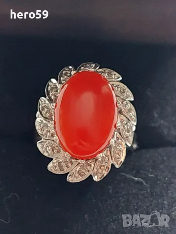 Златен 18к пръстен с инкрустирани диаманти и корал, снимка 1