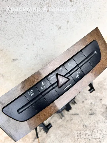  Бутон аварийни светлини за Мерцедес Е-класа. W211. A2116800552, снимка 2 - Части - 49045934