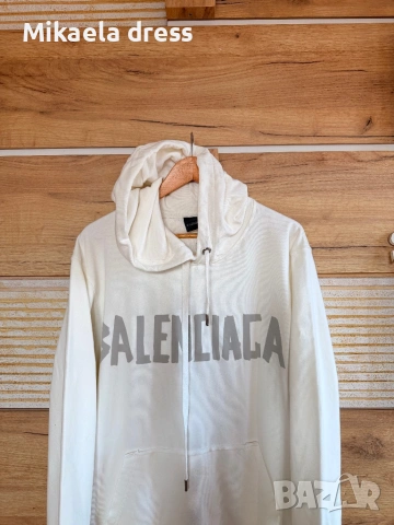 Страхотно худи от Balenciaga с изтъркан вид. Бял цвят, подходящ за всекидневието. Съчетава се перфек, снимка 6 - Суичъри - 53882277