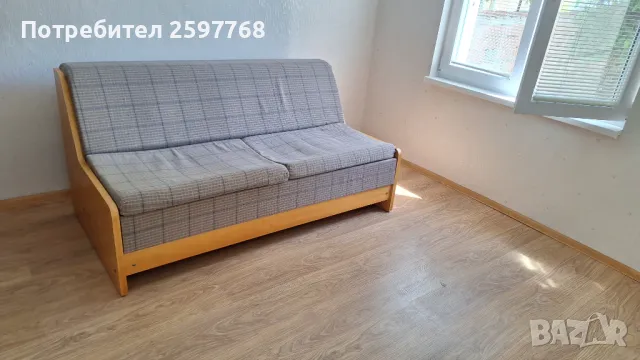 Разтегателен диван.Много добре запазен.Мека и приятна на допир дамаска.