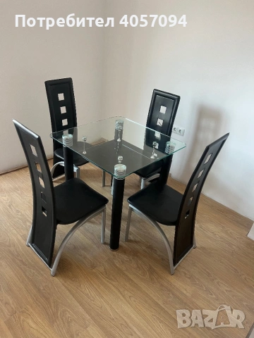Продавам маса за хранене и четири стола.