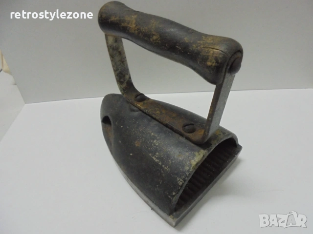 № 8565 Стара чугунена ютия с вътрешна нагревателна плоча   , снимка 3 - Антикварни и старинни предмети - 54168437