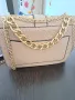 Ефектна дамска чанта GUESS с метални елементи, снимка 2