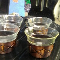 Четири стъклени чаши с подстакани от мед и дръжки от ковано желязо, снимка 1 - Други ценни предмети - 38329118