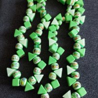 Зелен гердан с геометрични мъниста , снимка 3 - Колиета, медальони, синджири - 37477020