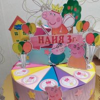 Картонена торта Пепа Пиг , снимка 1 - Декорация за дома - 36753126