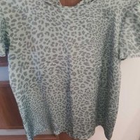 Продавам дамска блуза с къс ръкав , снимка 1 - Тениски - 29838171