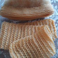 Дамски зимни плетени шапки с шал, снимка 2 - Шапки - 44734309