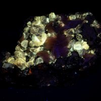 Друза от флуоресцентен церусит и барит 92g, снимка 3 - Други ценни предмети - 38376797