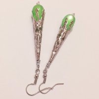 Прекрасните филигрирани Викториански обеци с изящен обков в цвят Сребро и изумрудено зелени капковид, снимка 3 - Обеци - 31901329