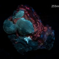 Друза от флуоресцентен церусит и барит 98g, снимка 1 - Други ценни предмети - 38376793