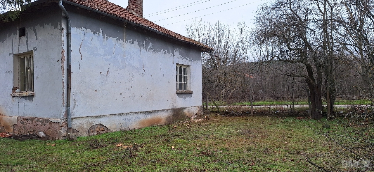 Продавам Къща с Двор/1500кв.м/ в с.Василовци обл.Софийска, снимка 1
