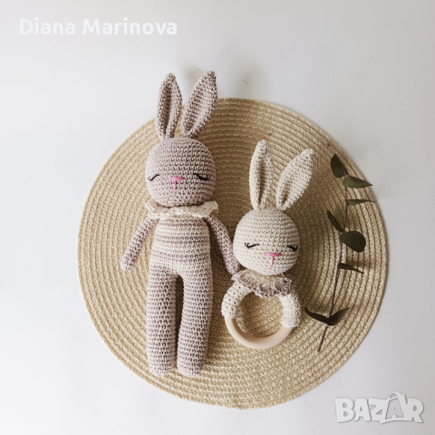 Зайче и дрънкалка ръчна изработка в неутрален цвят, плетени зайчета, играчка за бебе, бежово зайче 