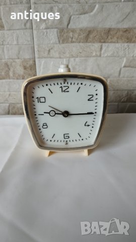 Стар часовник / будилник -Victoria 4 Rubine -Made in Romania - 1970г., снимка 1 - Антикварни и старинни предмети - 34454229