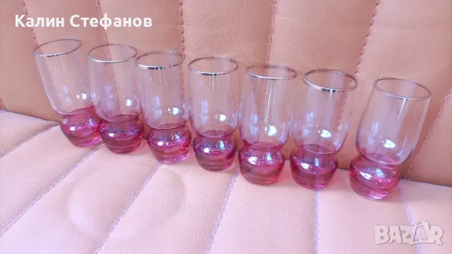 Ретро малки шотчета, калиево стъкло, червеникаво дъно, златен кант- 7 бр, снимка 3 - Антикварни и старинни предмети - 47945748
