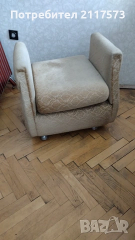 Триместен диван до спалня и две табуретки, снимка 4 - Дивани и мека мебел - 54245669