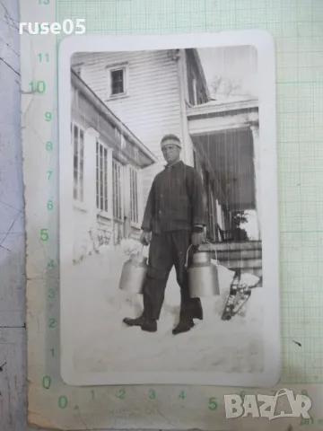 Снимка стара на българин с гюмове пред къща в Америка