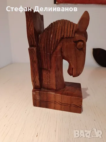 дървена фигура конче 