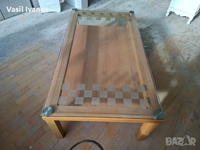 Холна маса със стъкло