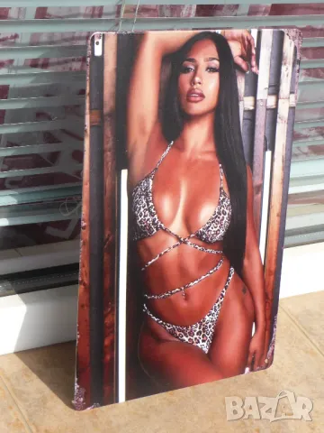 Метална табела еротика секси мацка по бански устни джуки брюнетка, снимка 2 - Декорация за дома - 47627331