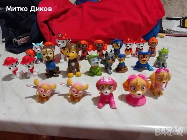 колекция от малки фигурки на героите от анимационния сериал "Пес Патрул" (Paw Patrol). 
