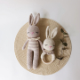 Зайче и дрънкалка ръчна изработка в неутрален цвят, плетени зайчета, играчка за бебе, бежово зайче , снимка 1 - Други - 44602627