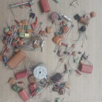 Продавам стари кондензатори, снимка 1 - Друга електроника - 29968895