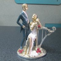 Продавам чисто нова декоративна статуетка на младоженци-много красива, снимка 1 - Колекции - 42238938