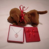 Ново Колие с играчка кученце посребрено с камък розов кварц Подарък за жена, снимка 1 - Подаръци за жени - 37703799